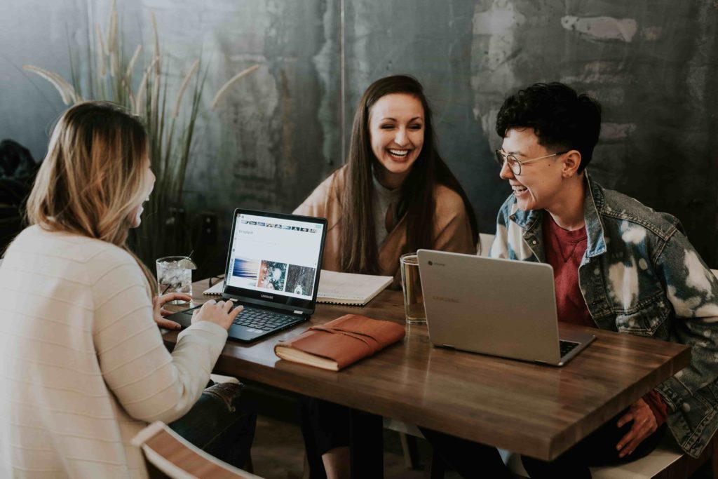 personas trabajando 10 herramientas para organización del trabajo